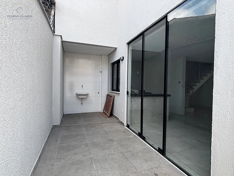 Um quintal lateral para viver a casa por inteiro.: 3ª foto da galeria de imagens do imóvel