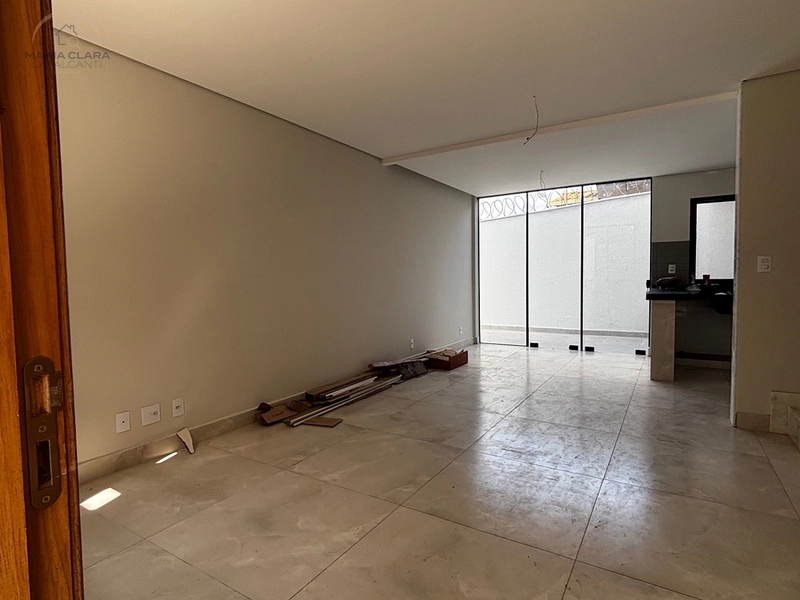 Um quintal lateral para viver a casa por inteiro.: 4ª foto da galeria de imagens do imóvel