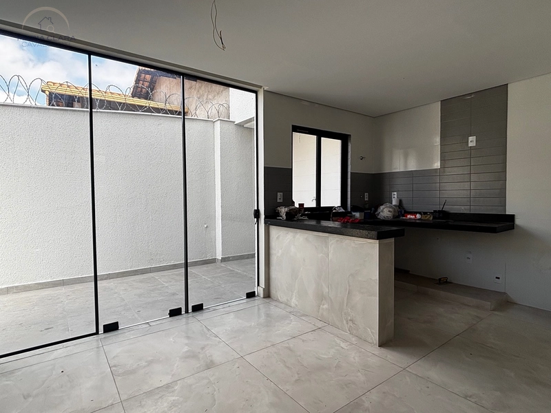 Um quintal lateral para viver a casa por inteiro.: 6ª foto da galeria de imagens do imóvel