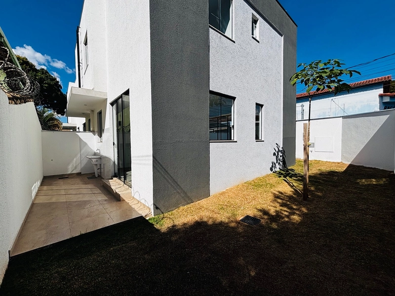 Casa nova, de esquina com quintal, 3 quartos | 1 suíte - Candelária : 1ª foto da galeria de imagens do imóvel