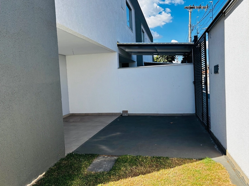 Casa nova, de esquina com quintal, 3 quartos | 1 suíte - Candelária : 3ª foto da galeria de imagens do imóvel