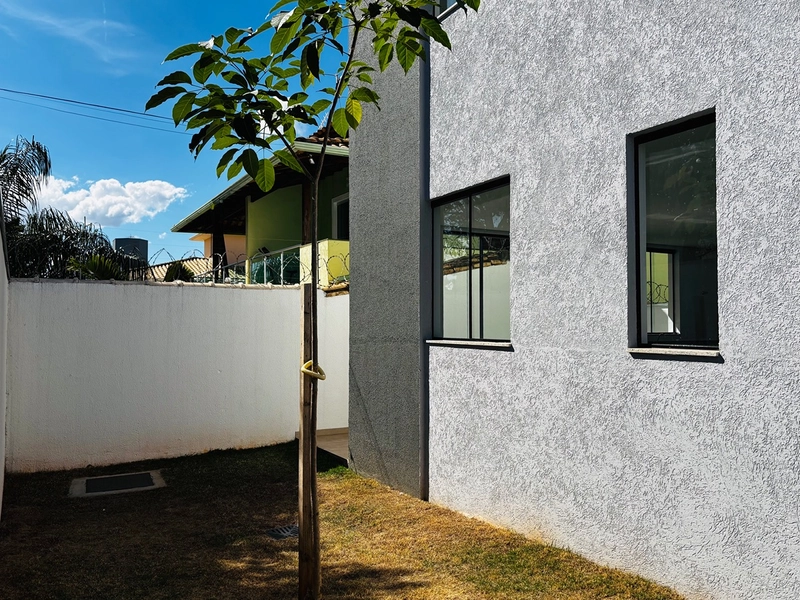 Casa nova, de esquina com quintal, 3 quartos | 1 suíte - Candelária : 4ª foto da galeria de imagens do imóvel