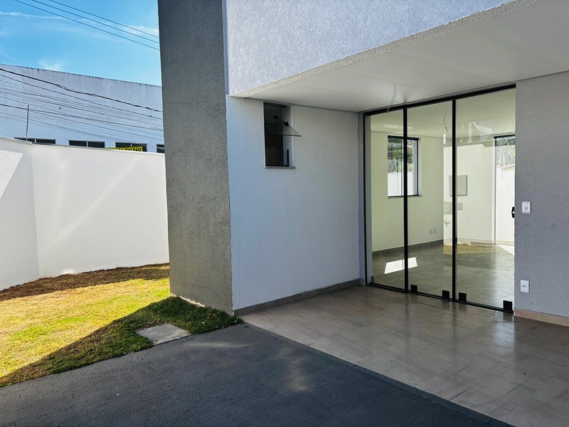 Casa nova, de esquina com quintal, 3 quartos | 1 suíte - Candelária : 5ª foto da galeria de imagens do imóvel