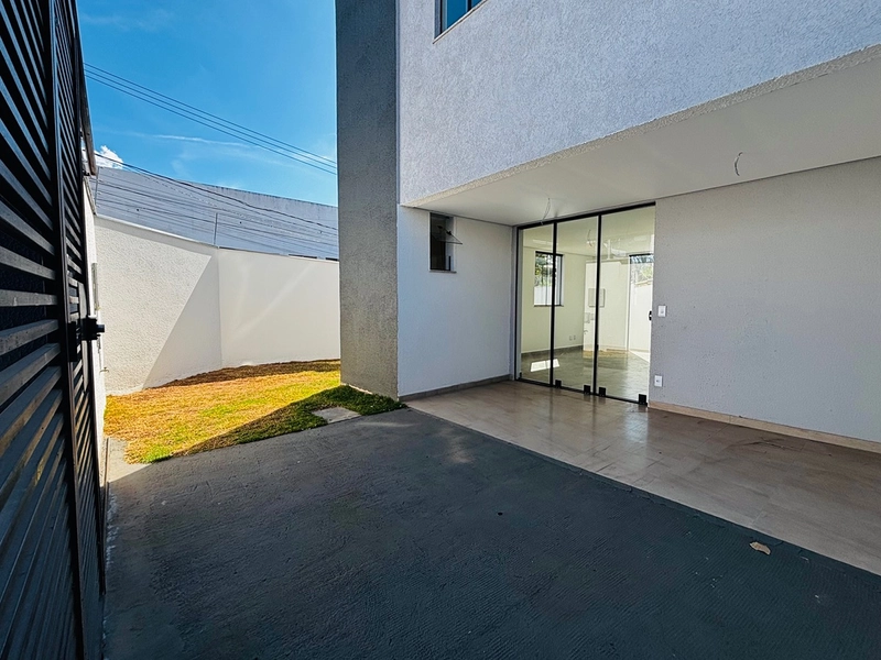 Casa nova, de esquina com quintal, 3 quartos | 1 suíte - Candelária : 2ª foto da galeria de imagens do imóvel