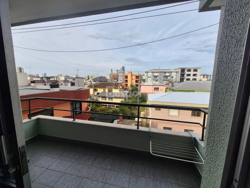 Apartamento com sacada ampla na Sala e outra na suíte.  Com Churrasqueira e localização privilegiada.: 3ª foto da galeria de imagens do imóvel