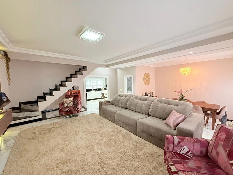 Casa com 4 dormitórios, sendo um suíte com closet: 7ª foto da galeria de imagens do imóvel