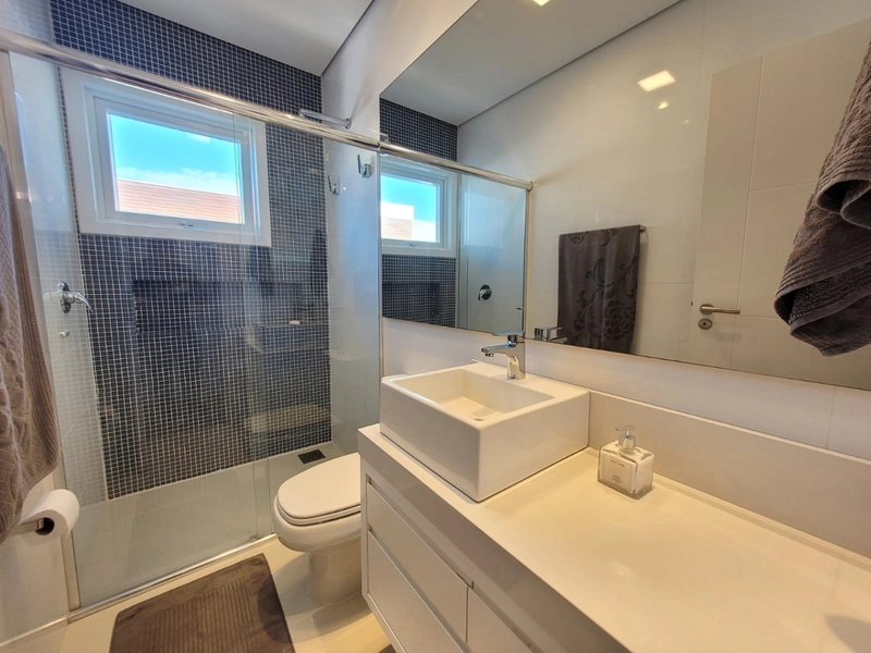 Sobrado alto padrão, beira de lago, mobiliado e decorado, no Condomínio Enseada Lagos em Xangri-lá!: 31ª foto da galeria de imagens do imóvel