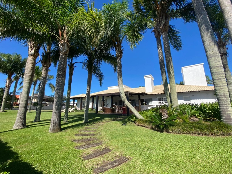 Casa beira lago com 4 suítes: 1ª foto da galeria de imagens do imóvel