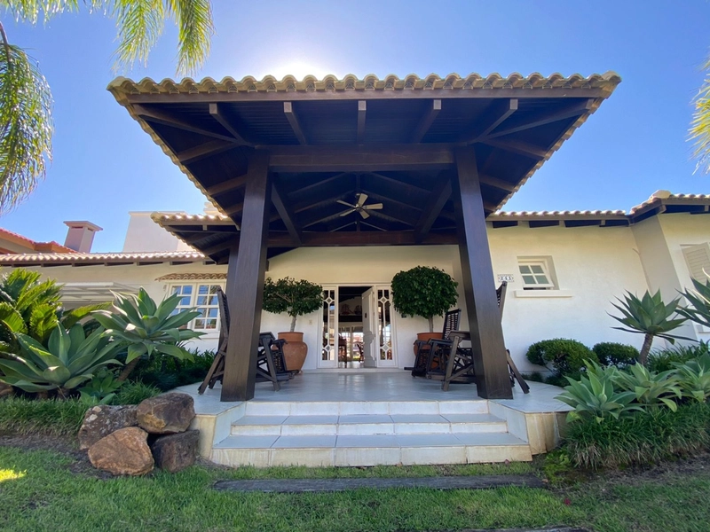 Casa beira lago com 4 suítes: 2ª foto da galeria de imagens do imóvel