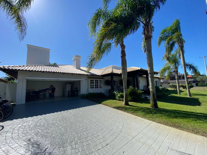 Casa beira lago com 4 suítes: 3ª foto da galeria de imagens do imóvel