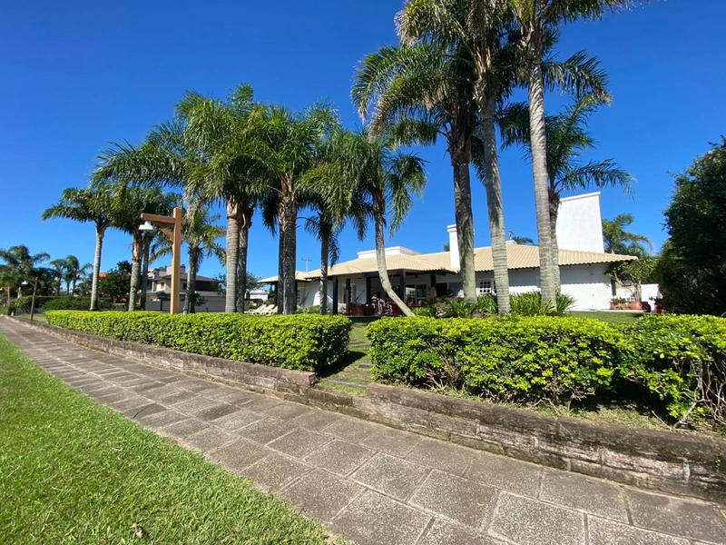 Casa beira lago com 4 suítes: 4ª foto da galeria de imagens do imóvel