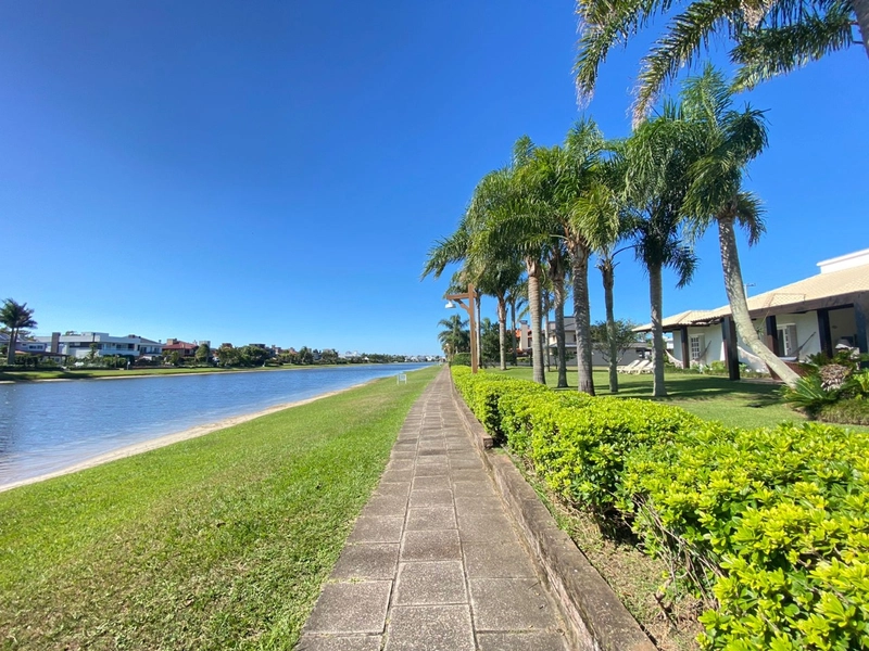 Casa beira lago com 4 suítes: 5ª foto da galeria de imagens do imóvel