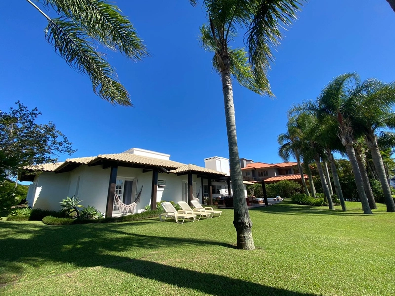 Casa beira lago com 4 suítes: 7ª foto da galeria de imagens do imóvel