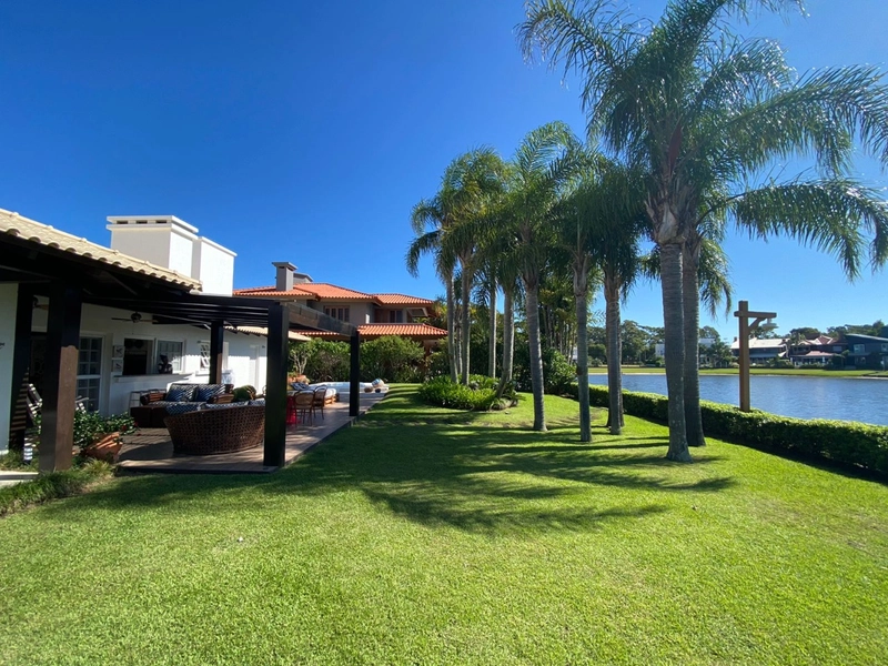 Casa beira lago com 4 suítes: 8ª foto da galeria de imagens do imóvel