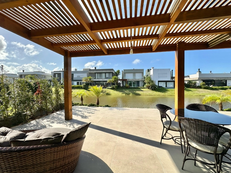 Casa térrea beira lago: 7ª foto da galeria de imagens do imóvel