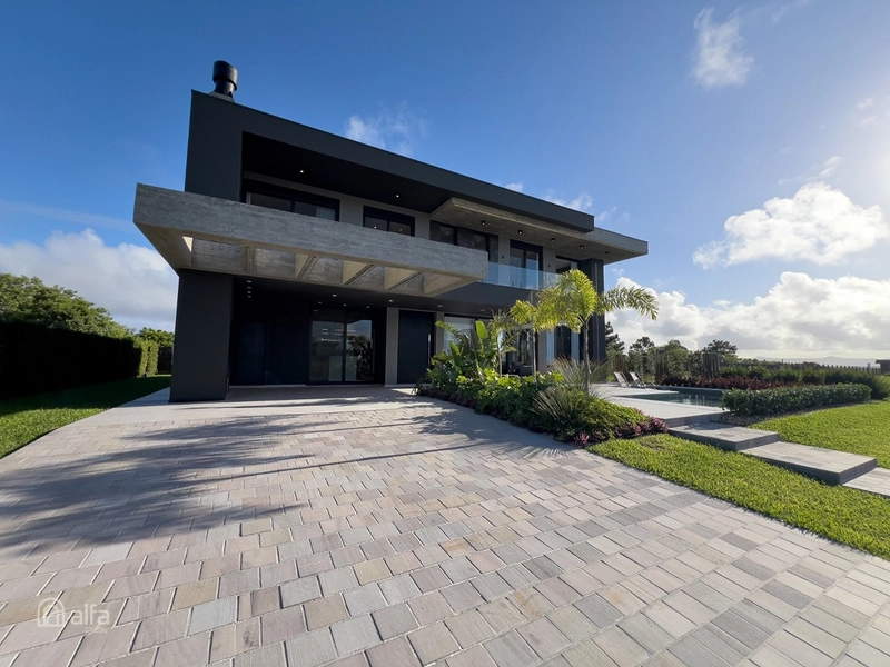 CASA DE ALTO PADRÃO COM 4 SUÍTES E PISCINA: 2ª foto da galeria de imagens do imóvel