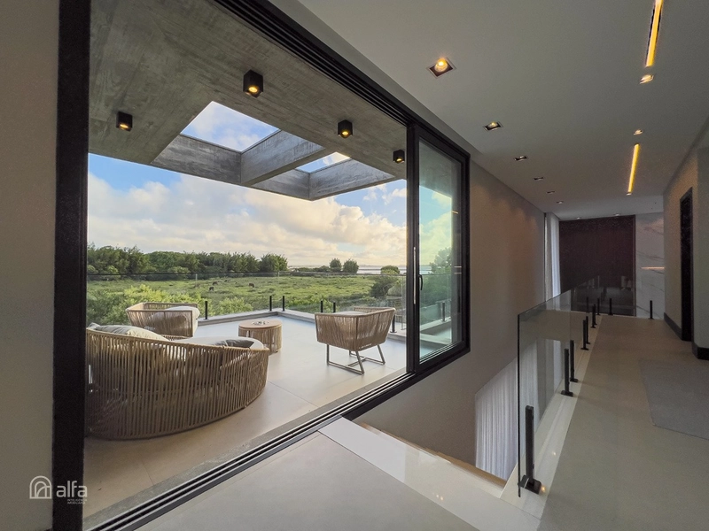 CASA DE ALTO PADRÃO COM 4 SUÍTES E PISCINA: 21ª foto da galeria de imagens do imóvel