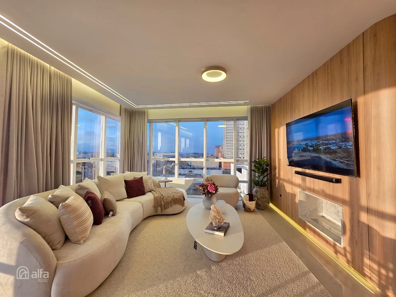 SOFISTICAÇÃO, AMPLITUDE E VISTA PANORÂMICA PARA A SERRA E O MAR: 4ª foto da galeria de imagens do imóvel