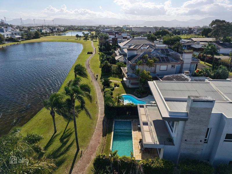 LUXO À BEIRA-LAGO, 4 SUÍTES E 370M² DE EXCLUSIVIDADE EM ATLÂNTIDA: 4ª foto da galeria de imagens do imóvel