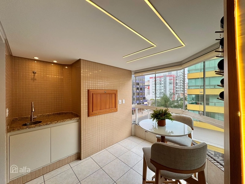 TERRAÇO PRIVATIVO, VISTA MAR E SOFISTICAÇÃO PERTO DA PRAÇA FLÁVIO BOIANOVSKI: 5ª foto da galeria de imagens do imóvel