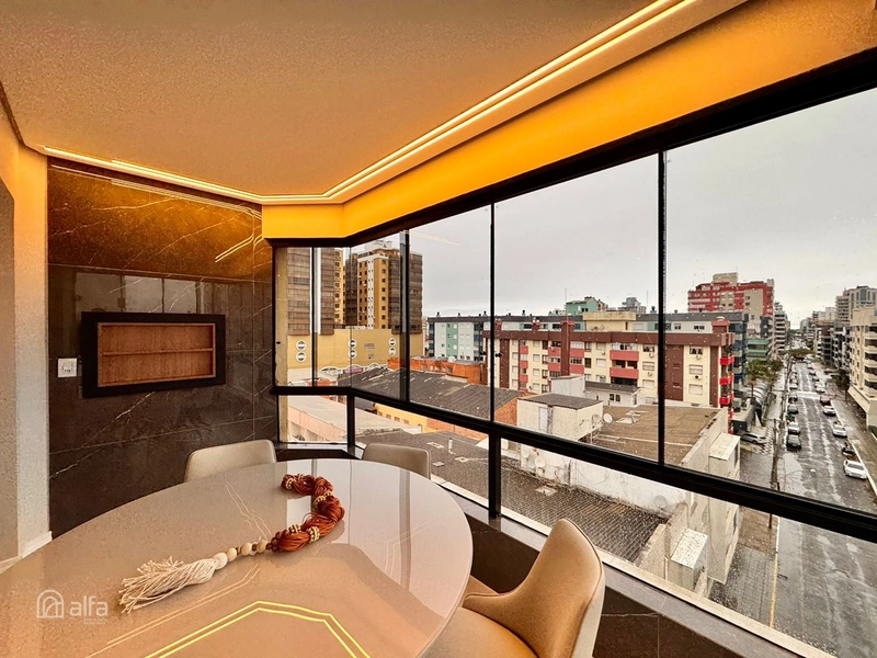 CONFORTO, ELEGÂNCIA E O PRIVILÉGIO DE UMA SACADA EXCLUSIVA: 5ª foto da galeria de imagens do imóvel