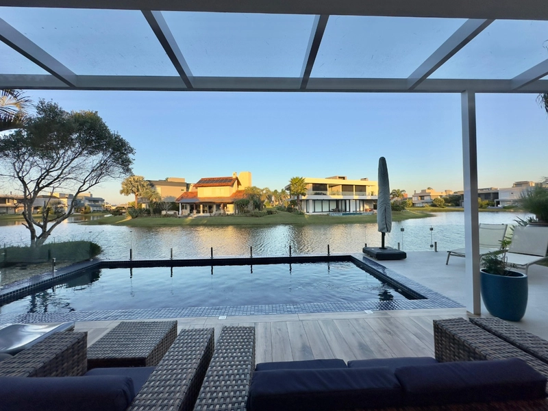 Sobrado beira lago com 5 suítes no Enseada: 7ª foto da galeria de imagens do imóvel