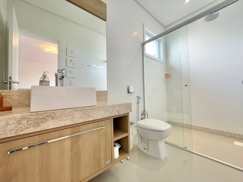 Sobrado alto padrão, beira de lago, mobiliado e decorado, no Condomínio Enseada Lagos em Xangri-lá!: 41ª foto da galeria de imagens do imóvel