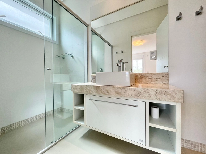 Sobrado alto padrão, beira de lago, mobiliado e decorado, no Condomínio Enseada Lagos em Xangri-lá!: 43ª foto da galeria de imagens do imóvel