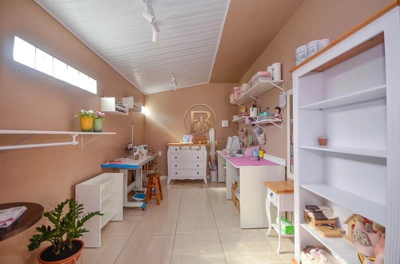 Excelente Casa SEMI MOBILIADA a Venda no Roça Grande. Sozinha no Terreno de Frente para a Rua.: 4ª foto da galeria de imagens do imóvel