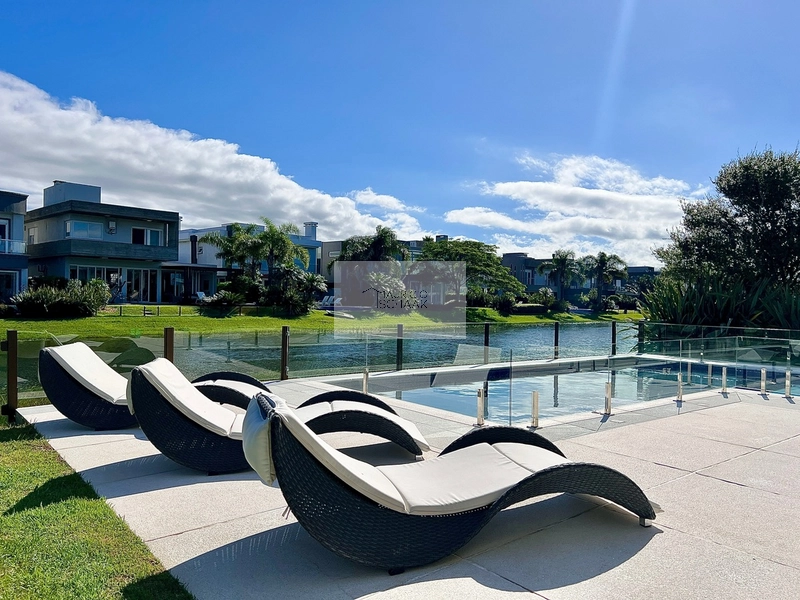 Casa beira lago em condomínio fechado!: 7ª foto da galeria de imagens do imóvel