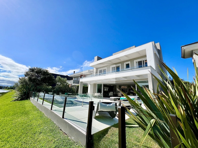 Casa beira lago em condomínio fechado!: 1ª foto da galeria de imagens do imóvel