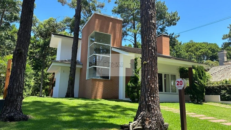 CASA EM CONDOMÍNIO À BEIRA DO LAGO!!: 3ª foto da galeria de imagens do imóvel