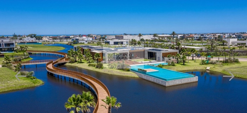 Lote beira lago em condomínio fechado: 2ª foto da galeria de imagens do imóvel