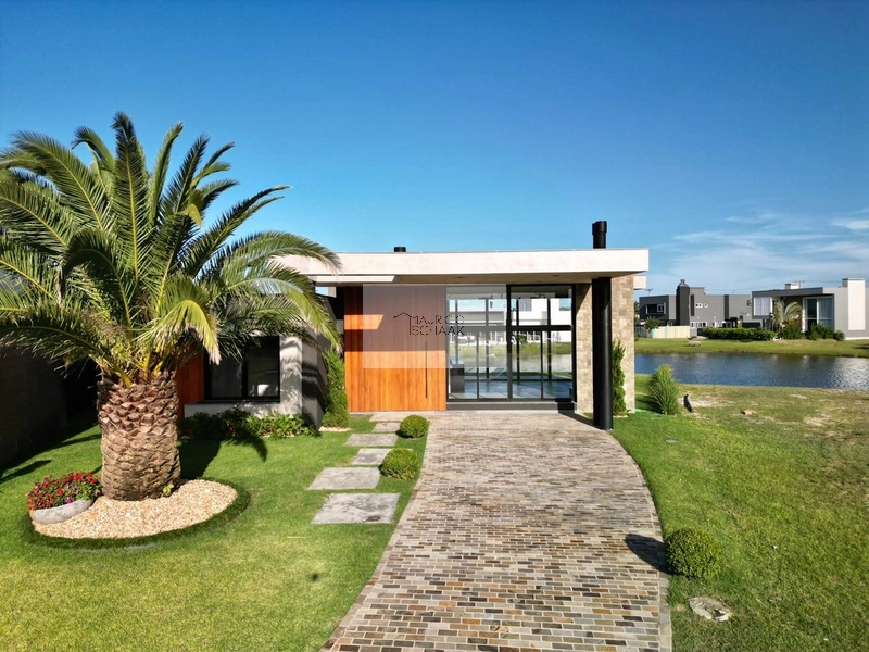 Casa Beira Lago à Venda – Alto Padrão: 3ª foto da galeria de imagens do imóvel