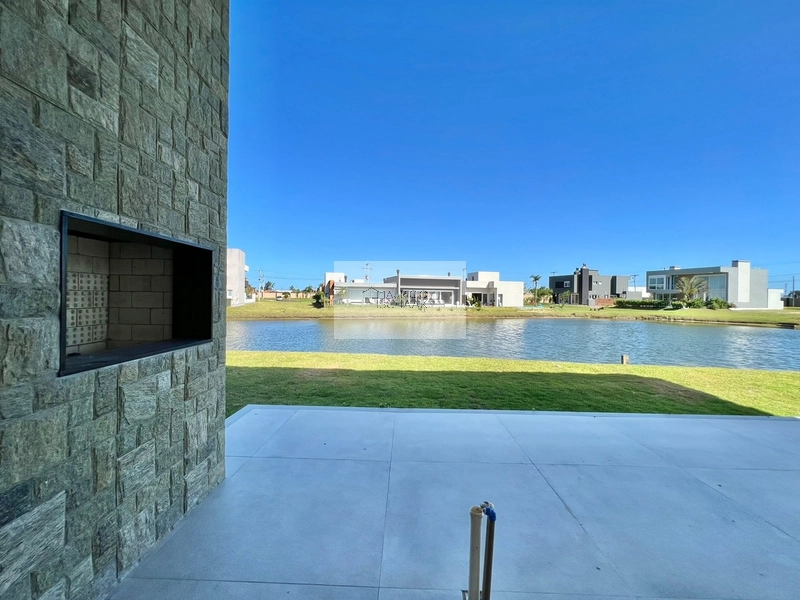 Casa Beira Lago à Venda – Alto Padrão: 2ª foto da galeria de imagens do imóvel