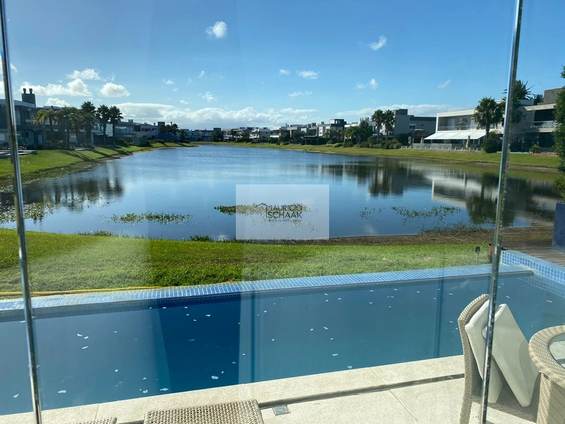 Sobrado beira lago em condomínio de luxo em Xangri-lá: 2ª foto da galeria de imagens do imóvel