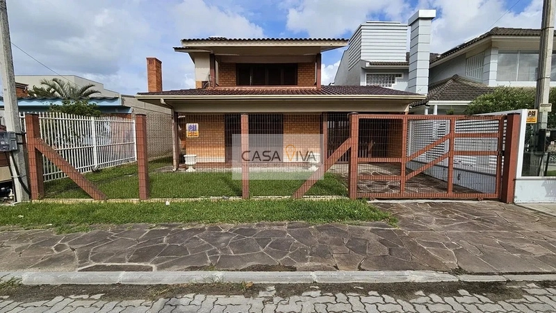 Casa com 03 Dormitórios a Uma Quadra do M.ar: 2ª foto da galeria de imagens do imóvel