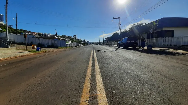 Prédio com 3 apartamento e 3 salas comerciais: 1ª foto da galeria de imagens do imóvel