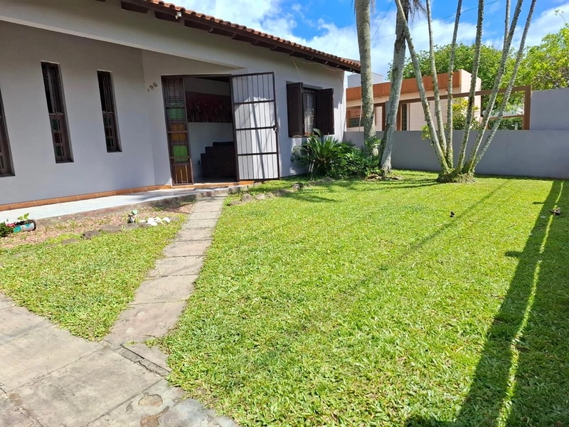 Vende-se casa na Praia Atlântida Sul : 2ª foto da galeria de imagens do imóvel