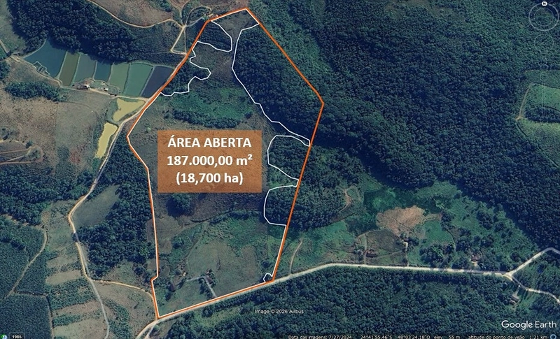 Propriedade espetacular de 25,85 hectares com alto potencial produtivo e logística privilegiada! Aproximadamente 180.000 m² de área aberta em pastagem, com nascente própria e boa infraestrutura para pecuária. A área fica na divisa entre Jacupiranga e Cajati, oferece equilíbrio perfeito entre recursos naturais e fácil acesso à BR-116. O investimento ideal para quem busca escala, produtividade e a segurança de uma terra rica em água e pronta para trabalhar!: 2ª foto da galeria de imagens do imóvel