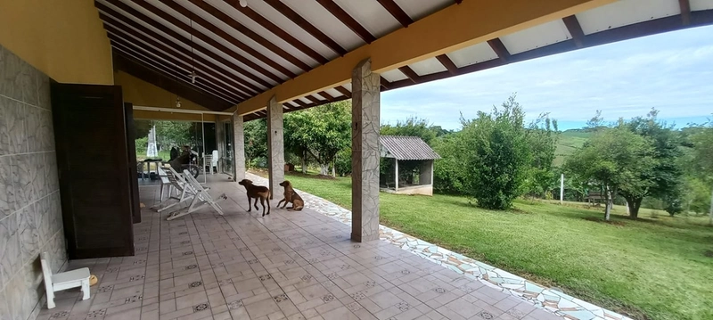 Refúgio completo que sua família merece: qualidade de vida a apenas 10 minutos do centro de Campo Largo! Desfrute de uma casa sede impecável, aconchego da lareira e o sabor da culinária no fogão a lenha, em uma propriedade totalmente estruturada com tanque, pomar produtivo e casa de caseiro. O equilíbrio perfeito entre a paz do campo e a proximidade da cidade, com toda a segurança e o conforto que você sempre buscou.: 7ª foto da galeria de imagens do imóvel