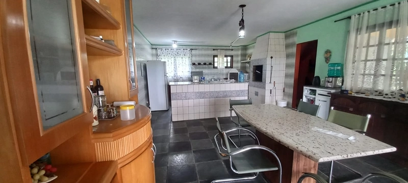 Refúgio completo que sua família merece: qualidade de vida a apenas 10 minutos do centro de Campo Largo! Desfrute de uma casa sede impecável, aconchego da lareira e o sabor da culinária no fogão a lenha, em uma propriedade totalmente estruturada com tanque, pomar produtivo e casa de caseiro. O equilíbrio perfeito entre a paz do campo e a proximidade da cidade, com toda a segurança e o conforto que você sempre buscou.: 9ª foto da galeria de imagens do imóvel