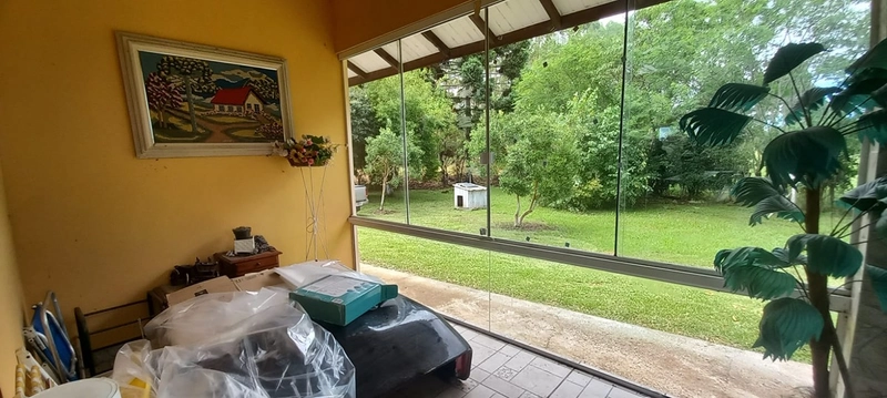 Refúgio completo que sua família merece: qualidade de vida a apenas 10 minutos do centro de Campo Largo! Desfrute de uma casa sede impecável, aconchego da lareira e o sabor da culinária no fogão a lenha, em uma propriedade totalmente estruturada com tanque, pomar produtivo e casa de caseiro. O equilíbrio perfeito entre a paz do campo e a proximidade da cidade, com toda a segurança e o conforto que você sempre buscou.: 5ª foto da galeria de imagens do imóvel