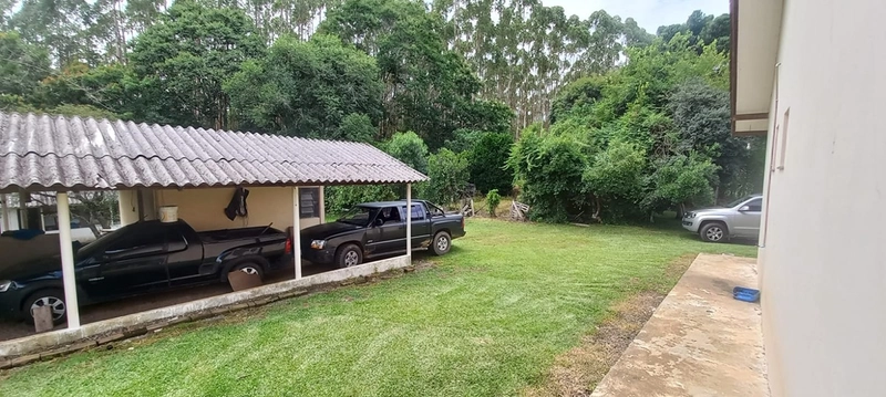 Refúgio completo que sua família merece: qualidade de vida a apenas 10 minutos do centro de Campo Largo! Desfrute de uma casa sede impecável, aconchego da lareira e o sabor da culinária no fogão a lenha, em uma propriedade totalmente estruturada com tanque, pomar produtivo e casa de caseiro. O equilíbrio perfeito entre a paz do campo e a proximidade da cidade, com toda a segurança e o conforto que você sempre buscou.: 6ª foto da galeria de imagens do imóvel