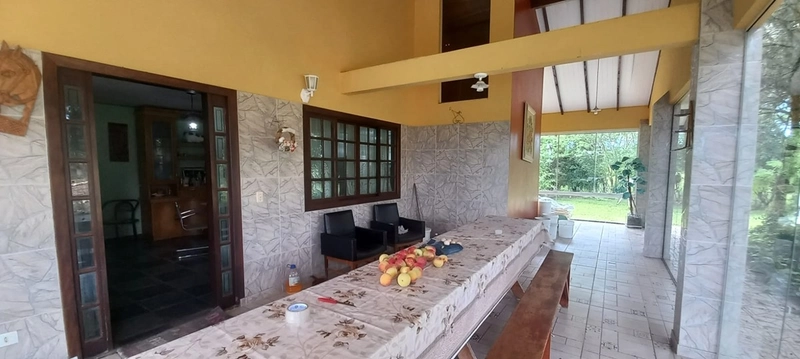 Refúgio completo que sua família merece: qualidade de vida a apenas 10 minutos do centro de Campo Largo! Desfrute de uma casa sede impecável, aconchego da lareira e o sabor da culinária no fogão a lenha, em uma propriedade totalmente estruturada com tanque, pomar produtivo e casa de caseiro. O equilíbrio perfeito entre a paz do campo e a proximidade da cidade, com toda a segurança e o conforto que você sempre buscou.: 3ª foto da galeria de imagens do imóvel