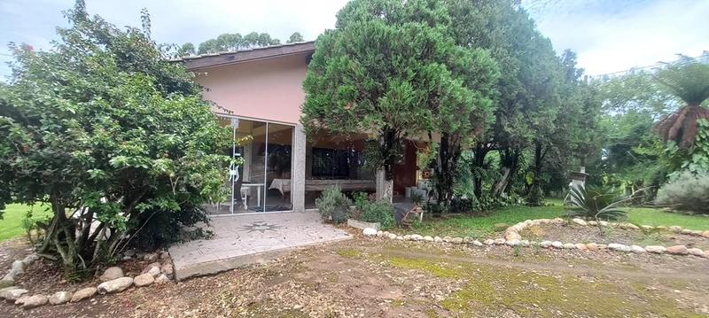 Refúgio completo que sua família merece: qualidade de vida a apenas 10 minutos do centro de Campo Largo! Desfrute de uma casa sede impecável, aconchego da lareira e o sabor da culinária no fogão a lenha, em uma propriedade totalmente estruturada com tanque, pomar produtivo e casa de caseiro. O equilíbrio perfeito entre a paz do campo e a proximidade da cidade, com toda a segurança e o conforto que você sempre buscou.: 13ª foto da galeria de imagens do imóvel