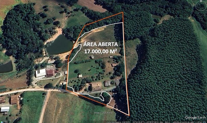 Refúgio completo que sua família merece: qualidade de vida a apenas 10 minutos do centro de Campo Largo! Desfrute de uma casa sede impecável, aconchego da lareira e o sabor da culinária no fogão a lenha, em uma propriedade totalmente estruturada com tanque, pomar produtivo e casa de caseiro. O equilíbrio perfeito entre a paz do campo e a proximidade da cidade, com toda a segurança e o conforto que você sempre buscou.: 2ª foto da galeria de imagens do imóvel