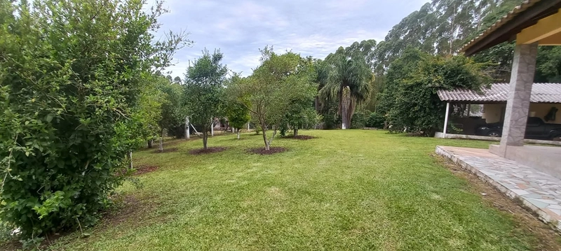 Refúgio completo que sua família merece: qualidade de vida a apenas 10 minutos do centro de Campo Largo! Desfrute de uma casa sede impecável, aconchego da lareira e o sabor da culinária no fogão a lenha, em uma propriedade totalmente estruturada com tanque, pomar produtivo e casa de caseiro. O equilíbrio perfeito entre a paz do campo e a proximidade da cidade, com toda a segurança e o conforto que você sempre buscou.: 14ª foto da galeria de imagens do imóvel