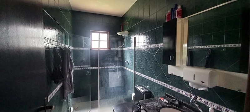 Refúgio completo que sua família merece: qualidade de vida a apenas 10 minutos do centro de Campo Largo! Desfrute de uma casa sede impecável, aconchego da lareira e o sabor da culinária no fogão a lenha, em uma propriedade totalmente estruturada com tanque, pomar produtivo e casa de caseiro. O equilíbrio perfeito entre a paz do campo e a proximidade da cidade, com toda a segurança e o conforto que você sempre buscou.: 11ª foto da galeria de imagens do imóvel