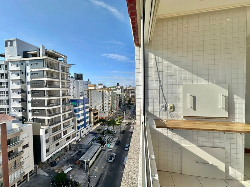 SACADA DE FRENTE COM CHURRASQUEIRA AO LADO DA PRAÇA: 11ª foto da galeria de imagens do imóvel